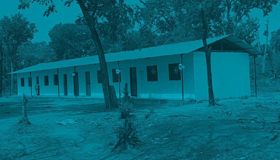 Crianças estudando em escola comunitária